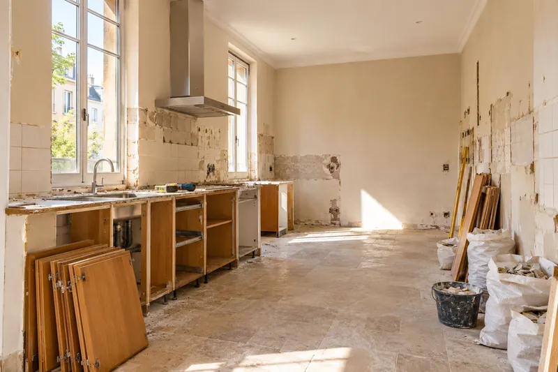 Visualización conceptual IA: Retirada de muebles y revestimientos al comienzo de una reforma de cocina.